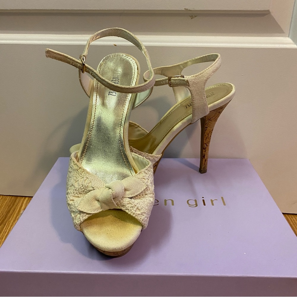 Jennifer Lopez cream lace heel, size 8, 4.5” heel in great used condition - Picture 6 of 6